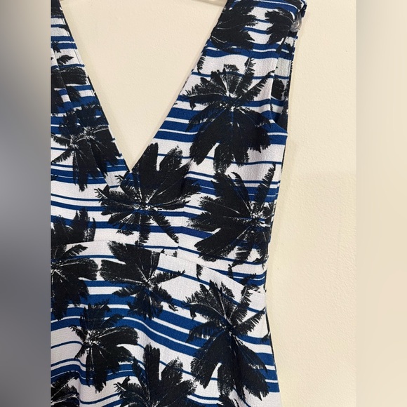L'AGENCE Fit & Flare Dress Palm Print Sleeveless V-Neck Blue White Size 6 - Picture 3 of 4